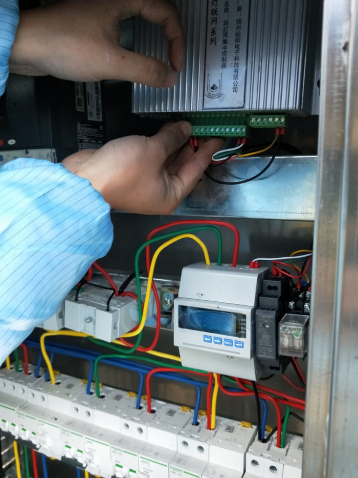 燦陽公司為蘇北某工業區100多棟樓宇亮化安裝集中控制器。(圖10)