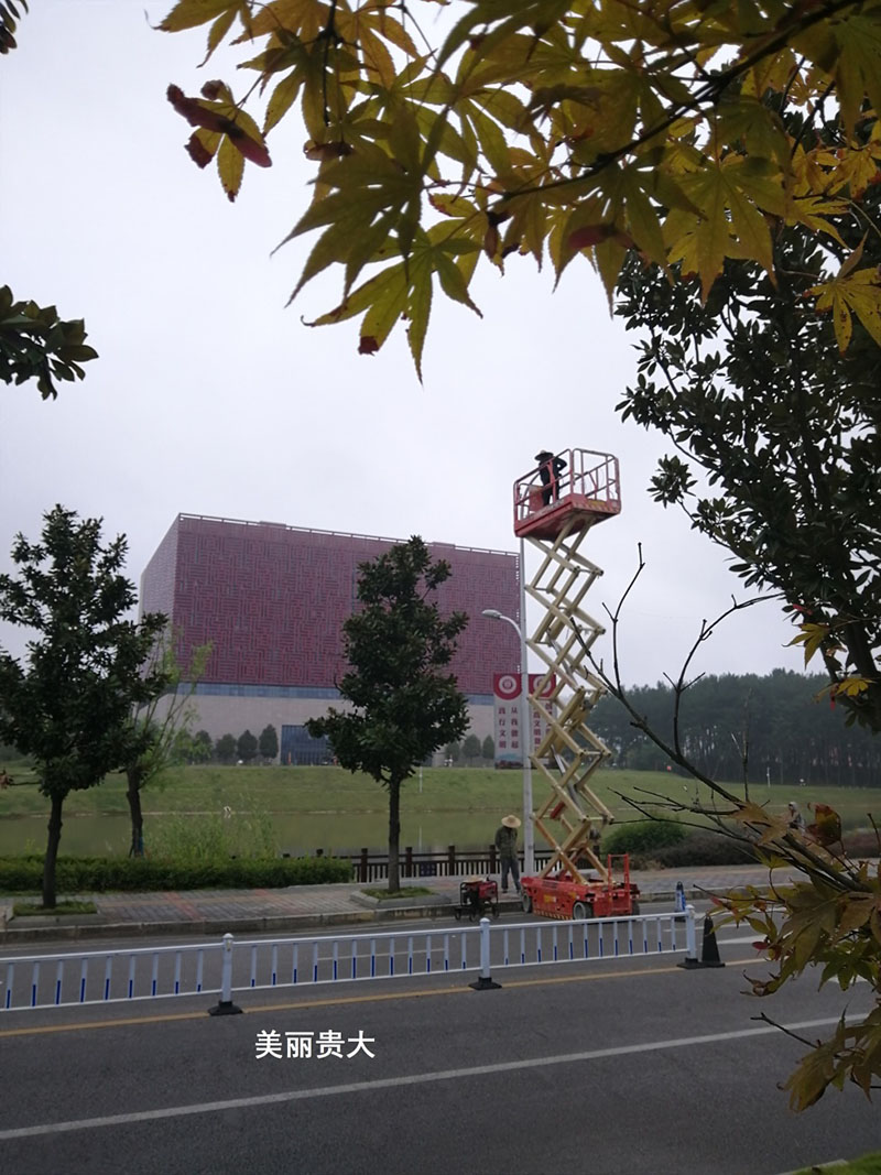 貴州某高校為本校區內600多盞路燈更換LED燈頭及加裝太陽能LORA調光控制模塊，達到了節能和智能控制的目的。(圖2)