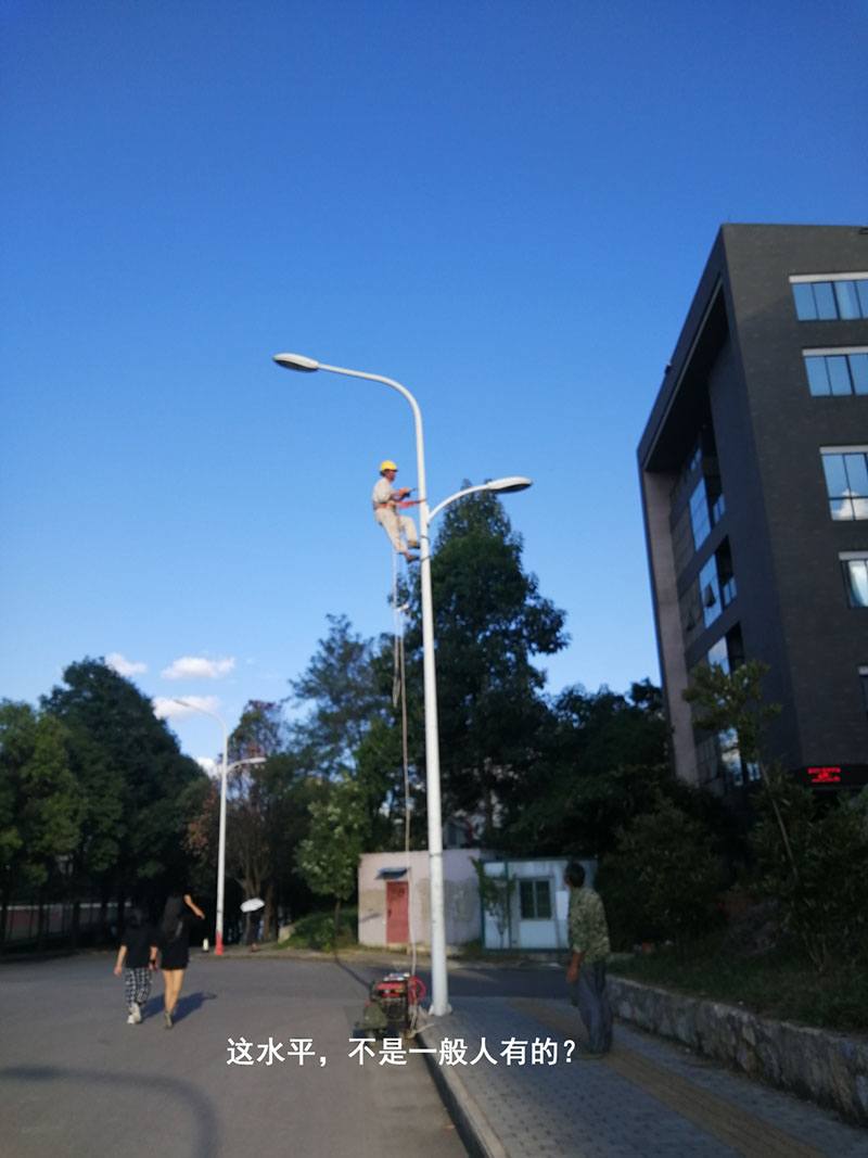 貴州某高校為本校區內600多盞路燈更換LED燈頭及加裝太陽能LORA調光控制模塊，達到了節能和智能控制的目的。(圖8)