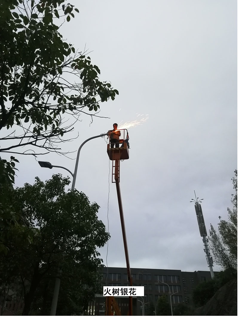 貴州某高校為本校區內600多盞路燈更換LED燈頭及加裝太陽能LORA調光控制模塊，達到了節能和智能控制的目的。(圖7)