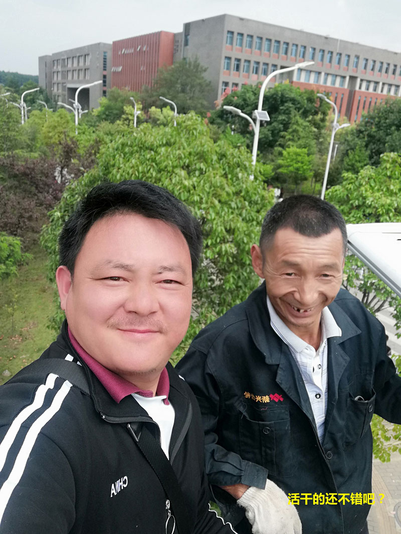 貴州某高校為本校區內600多盞路燈更換LED燈頭及加裝太陽能LORA調光控制模塊，達到了節能和智能控制的目的。(圖10)